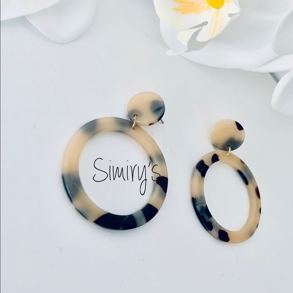 Acrylic round hoop earrings - Picture 2 of 3